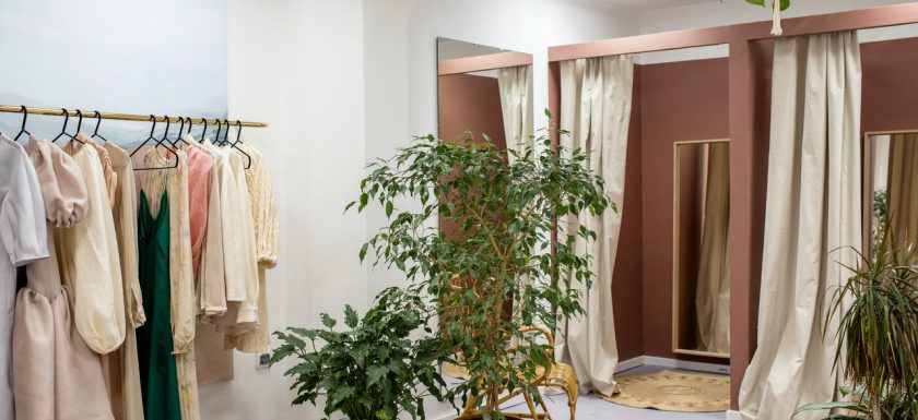 green potted plant near fitting room 3965551 840x385 - Få skræddersyet inventar til din tøjbutik