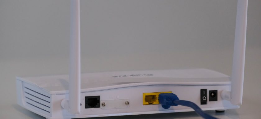 compare fibre hXVVNB6Qctg unsplash 840x385 - Få en stabil internetforbindelse på hele arbejdspladsen
